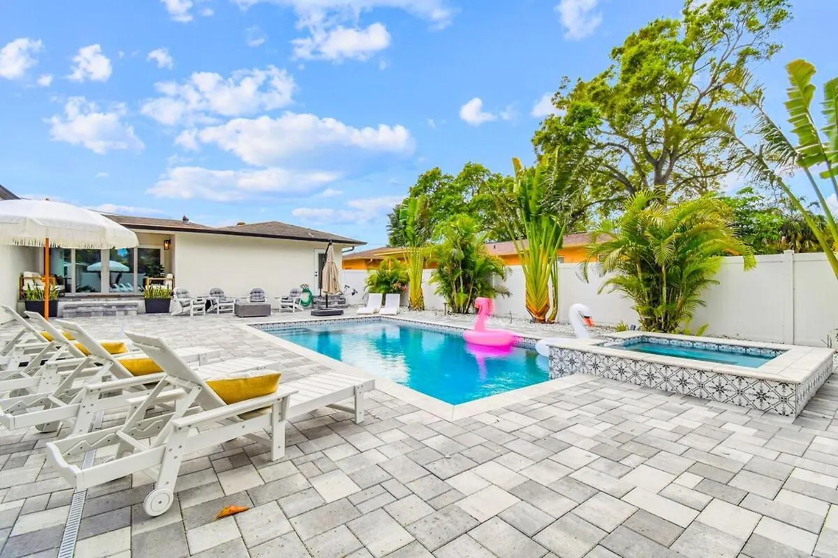 Tampa Group Retreat L Pool L Hot Tub L Outdoor Fun! Villa