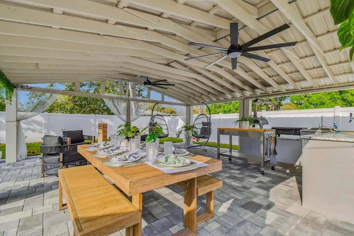 Vakantiehuis Tampa Group Retreat L Pool L Hot Tub L Outdoor Fun! Villa