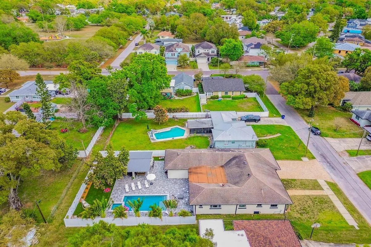 Tampa Group Retreat L Pool L Hot Tub L Outdoor Fun! Villa Vakantiehuis