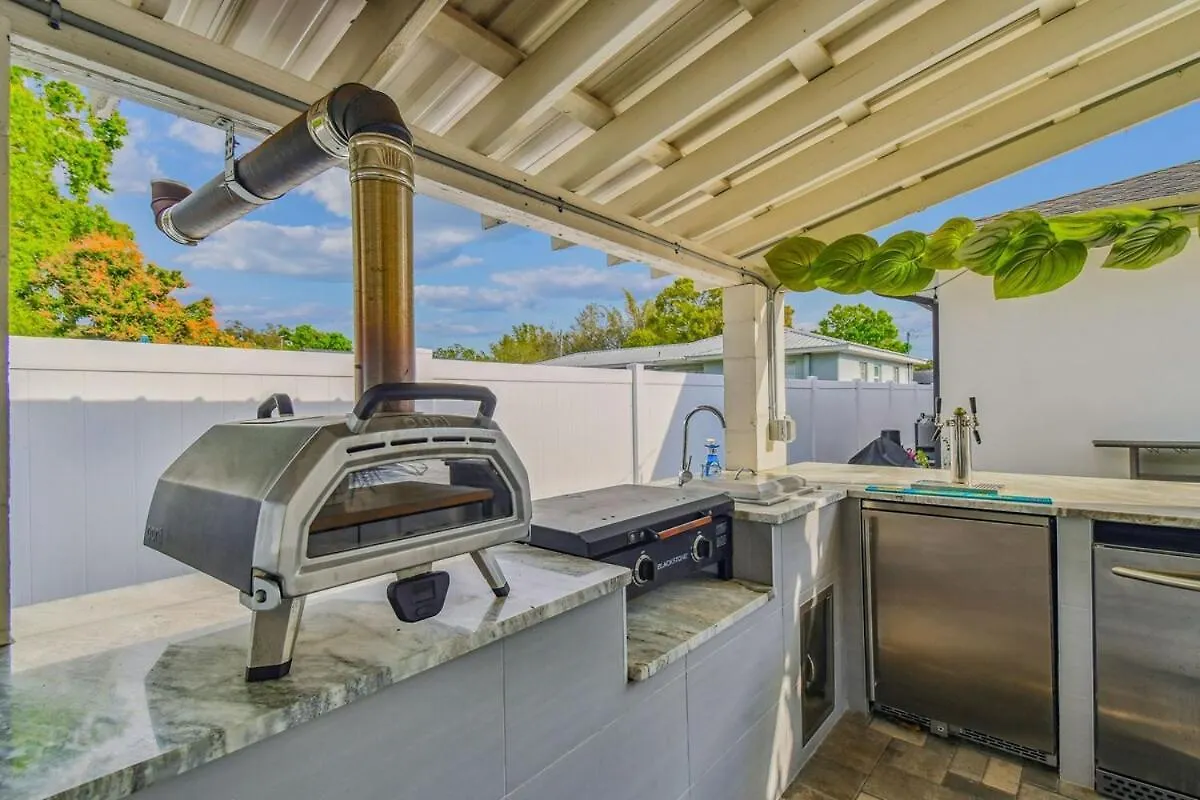Tampa Group Retreat L Pool L Hot Tub L Outdoor Fun! Villa