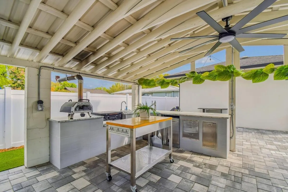 Tampa Group Retreat L Pool L Hot Tub L Outdoor Fun! Villa Verenigde Staten