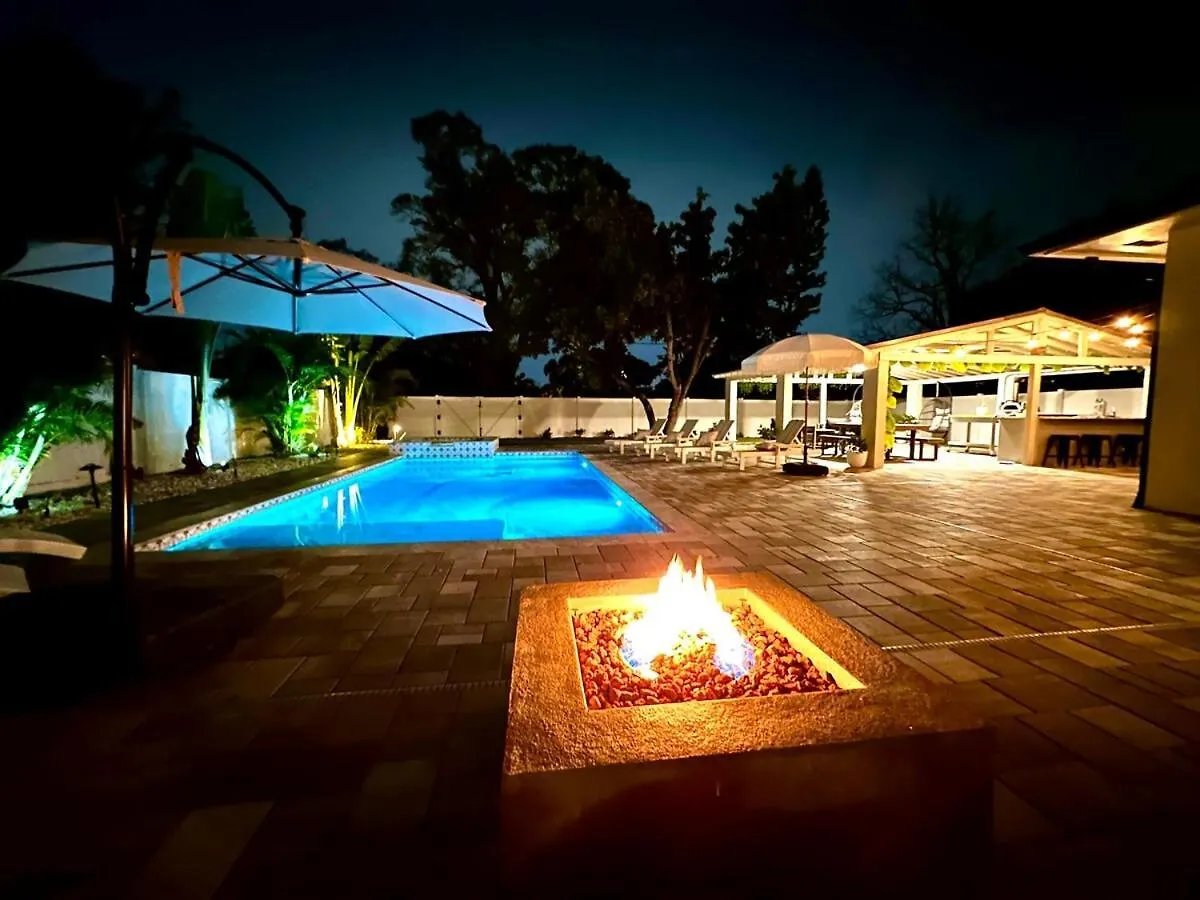 Tampa Group Retreat L Pool L Hot Tub L Outdoor Fun! Villa Vakantiehuis