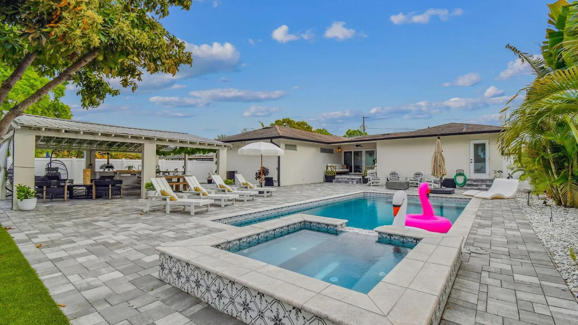 Tampa Group Retreat L Pool L Hot Tub L Outdoor Fun! Villa Vakantiehuis